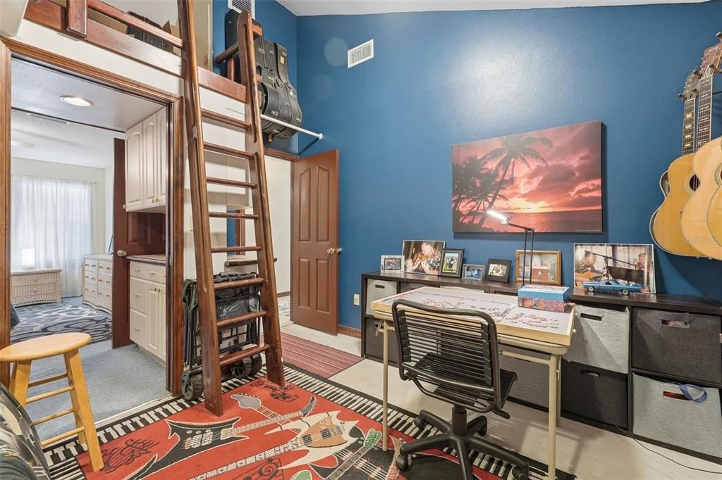 Activo con contrato: $355,000 (3 camas, 2 baños, 2128 Pies cuadrados)