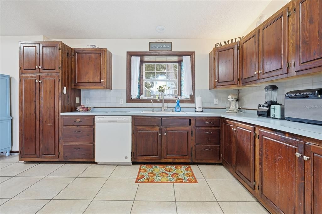 Activo con contrato: $355,000 (3 camas, 2 baños, 2128 Pies cuadrados)