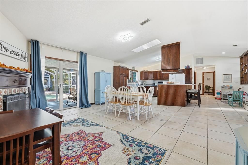 Activo con contrato: $355,000 (3 camas, 2 baños, 2128 Pies cuadrados)