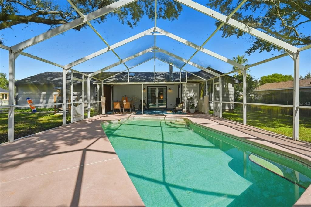 Activo con contrato: $355,000 (3 camas, 2 baños, 2128 Pies cuadrados)