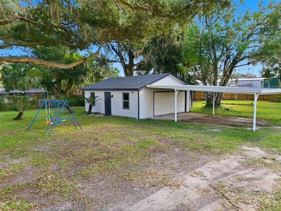 Activo con contrato: $355,000 (3 camas, 2 baños, 2128 Pies cuadrados)