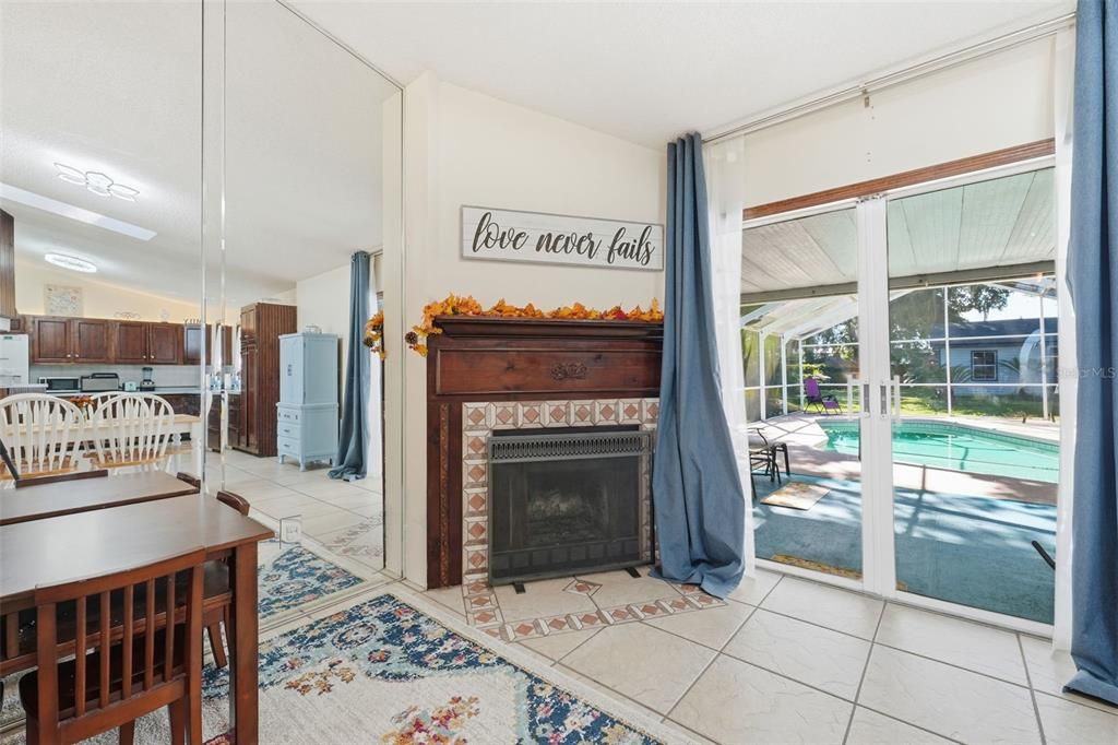 Activo con contrato: $355,000 (3 camas, 2 baños, 2128 Pies cuadrados)