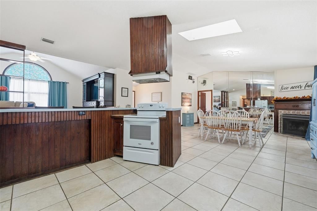 Activo con contrato: $355,000 (3 camas, 2 baños, 2128 Pies cuadrados)