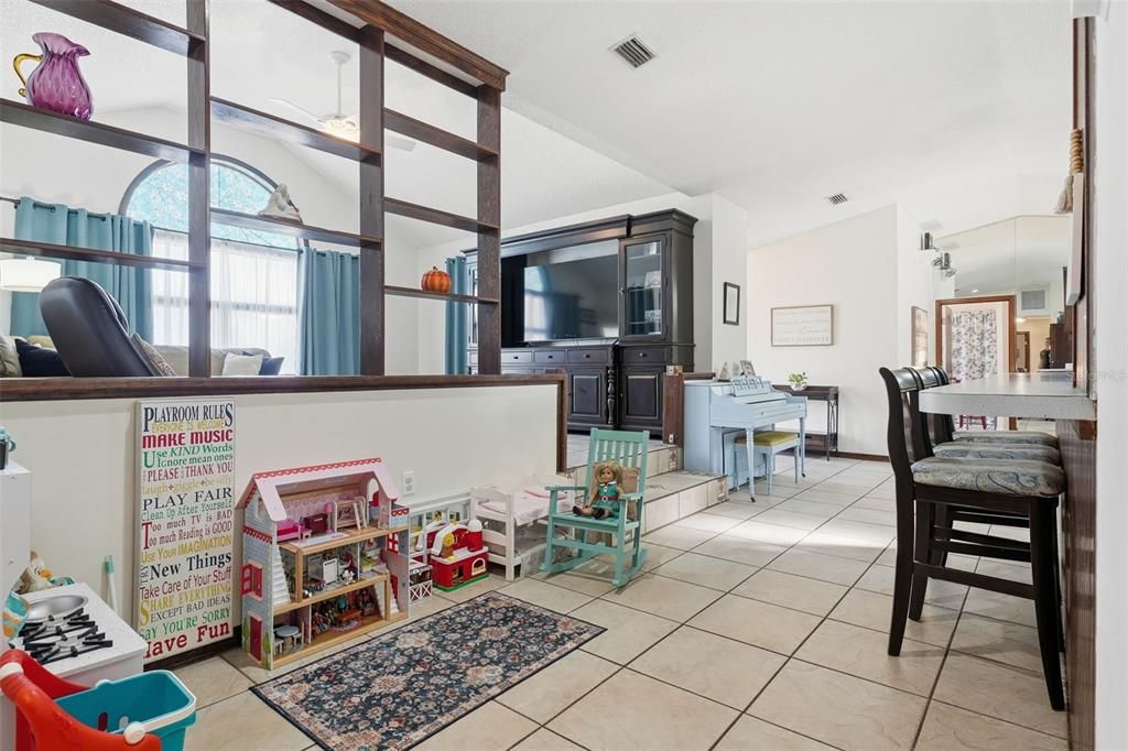 Activo con contrato: $355,000 (3 camas, 2 baños, 2128 Pies cuadrados)