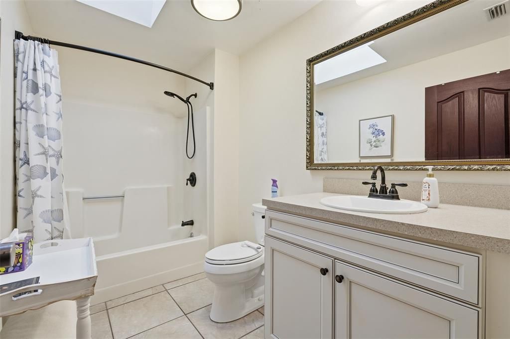 Activo con contrato: $355,000 (3 camas, 2 baños, 2128 Pies cuadrados)