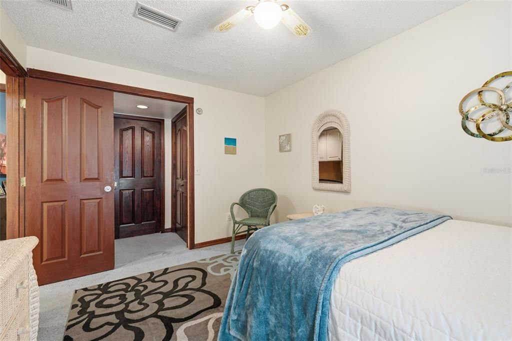 Activo con contrato: $355,000 (3 camas, 2 baños, 2128 Pies cuadrados)