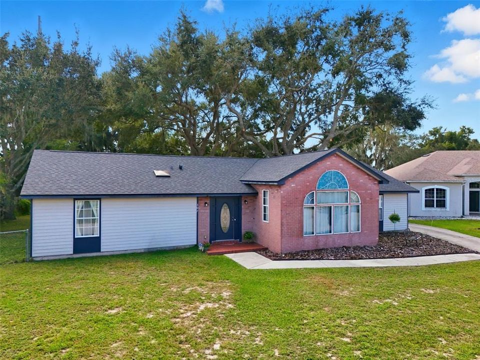 Activo con contrato: $355,000 (3 camas, 2 baños, 2128 Pies cuadrados)