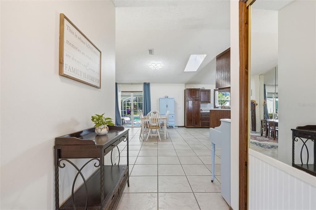 Activo con contrato: $355,000 (3 camas, 2 baños, 2128 Pies cuadrados)