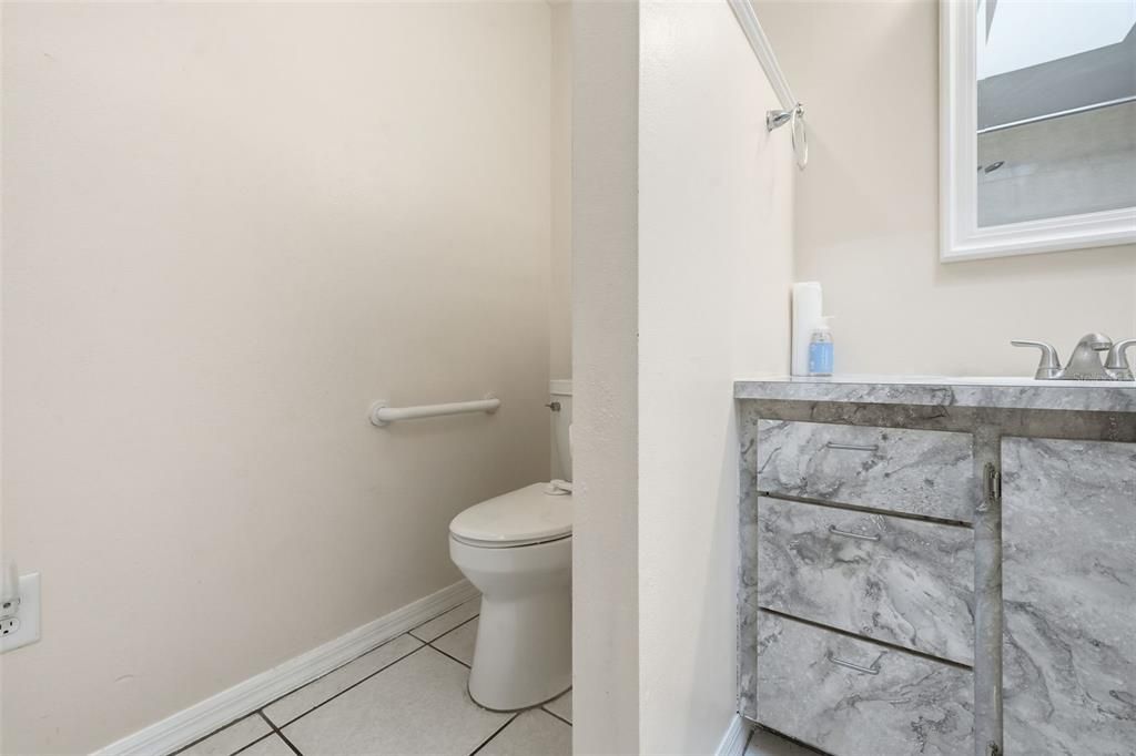 Activo con contrato: $355,000 (3 camas, 2 baños, 2128 Pies cuadrados)