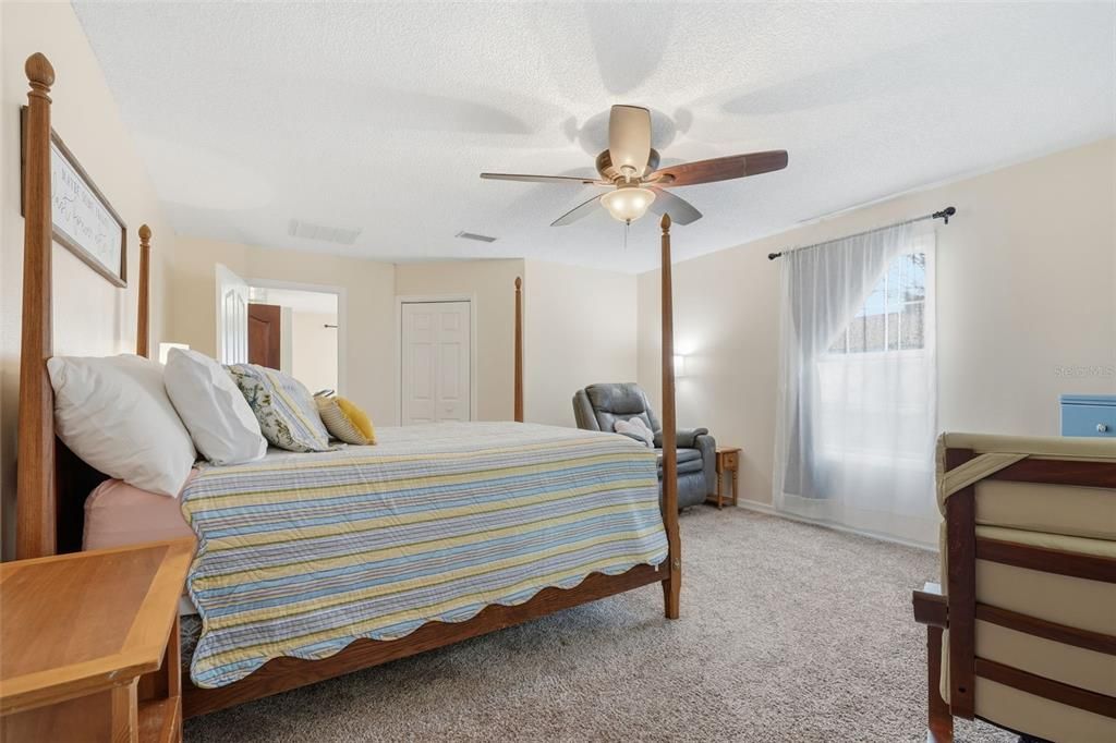 Activo con contrato: $355,000 (3 camas, 2 baños, 2128 Pies cuadrados)