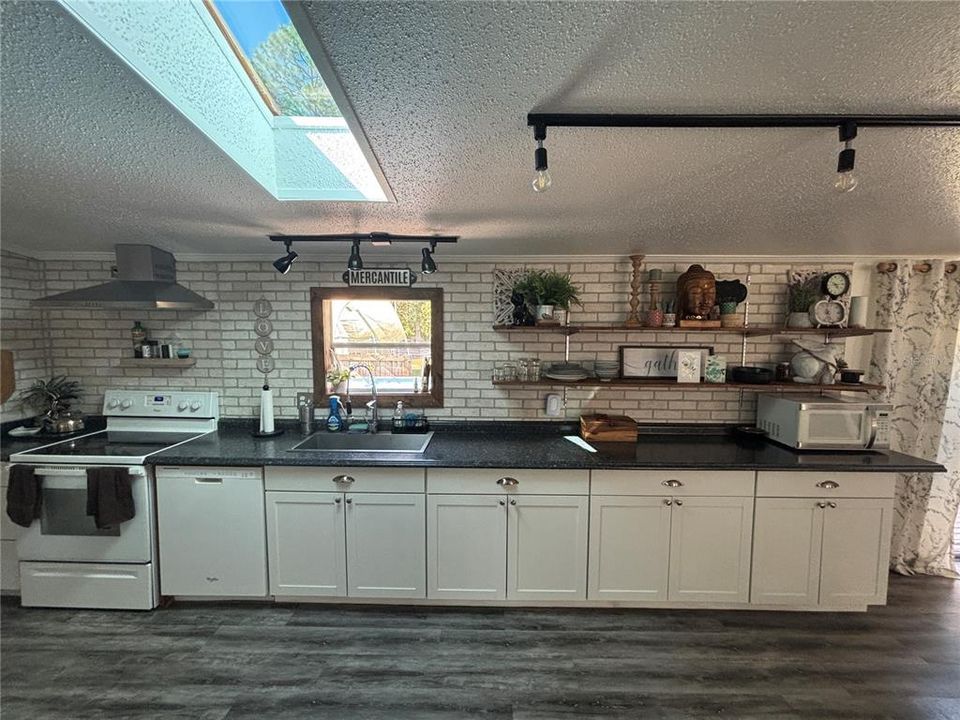 For Sale: $399,000 (5 beds, 4 baths, 3288 Square Feet)