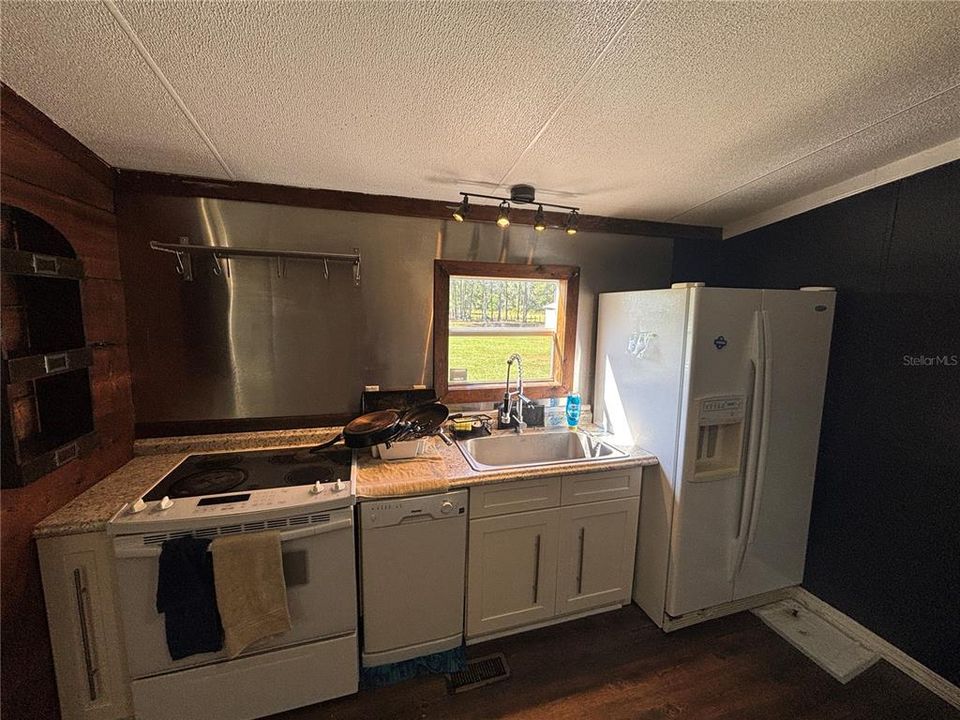 For Sale: $399,000 (5 beds, 4 baths, 3288 Square Feet)