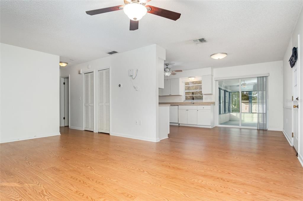 For Sale: $230,000 (2 beds, 2 baths, 832 Square Feet)