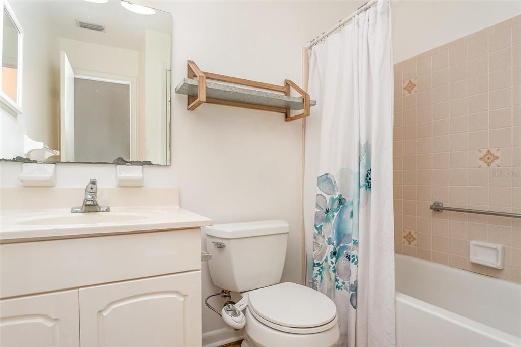 For Sale: $230,000 (2 beds, 2 baths, 832 Square Feet)