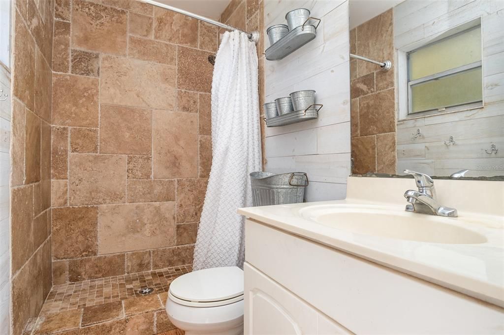 For Sale: $230,000 (2 beds, 2 baths, 832 Square Feet)