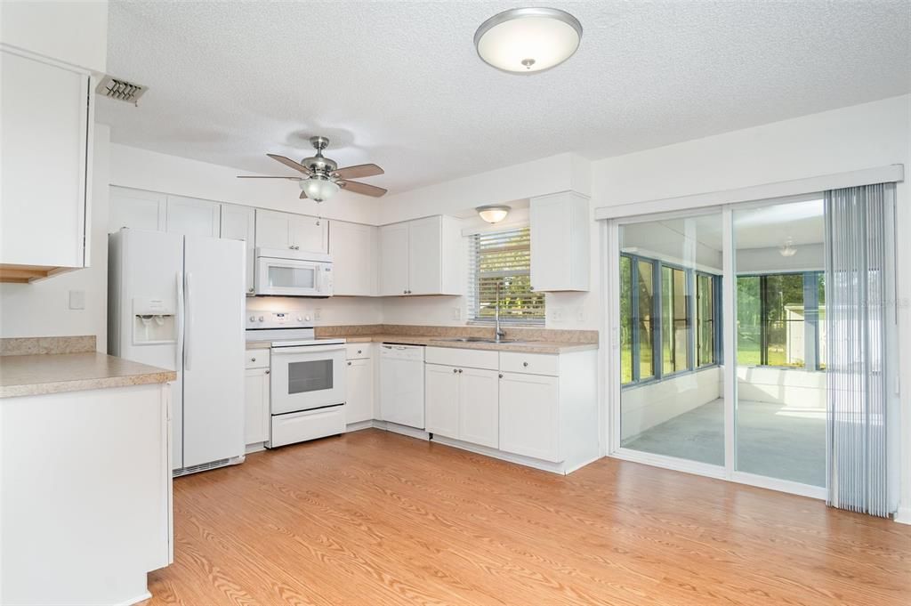 For Sale: $230,000 (2 beds, 2 baths, 832 Square Feet)