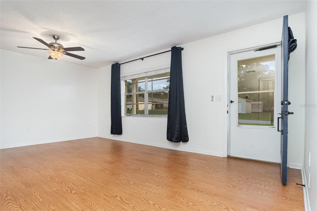 For Sale: $230,000 (2 beds, 2 baths, 832 Square Feet)
