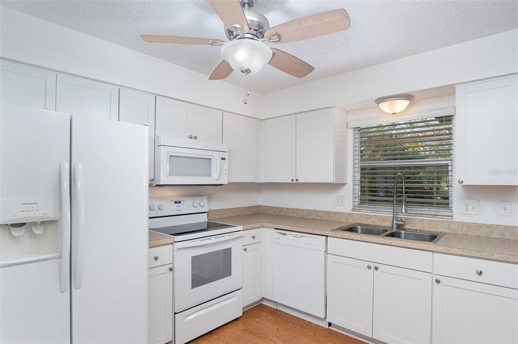 For Sale: $230,000 (2 beds, 2 baths, 832 Square Feet)