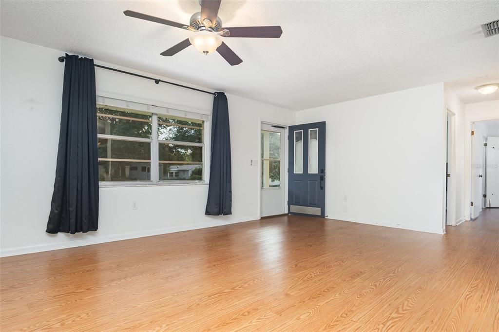 For Sale: $230,000 (2 beds, 2 baths, 832 Square Feet)