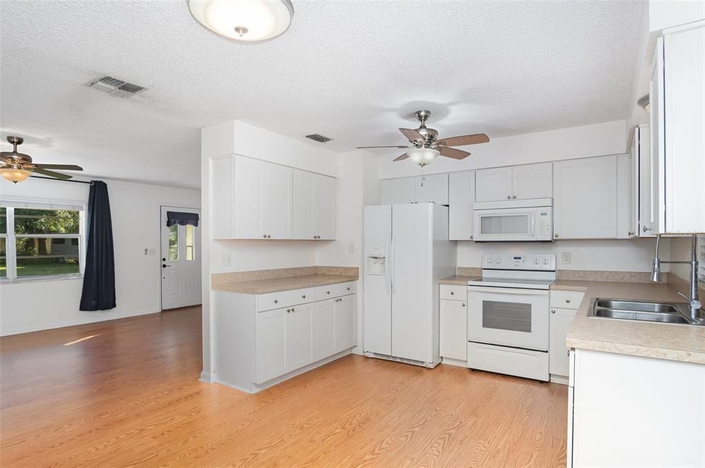 For Sale: $230,000 (2 beds, 2 baths, 832 Square Feet)