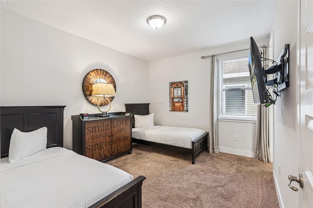 Active With Contract: $499,999 (5 beds, 5 baths, 2570 Square Feet)