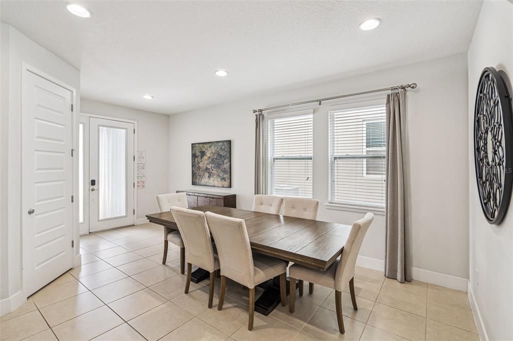 Active With Contract: $499,999 (5 beds, 5 baths, 2570 Square Feet)