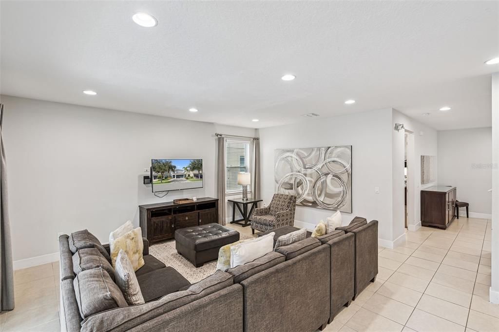 Active With Contract: $499,999 (5 beds, 5 baths, 2570 Square Feet)