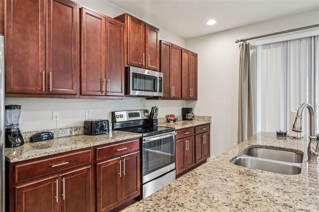 Active With Contract: $499,999 (5 beds, 5 baths, 2570 Square Feet)