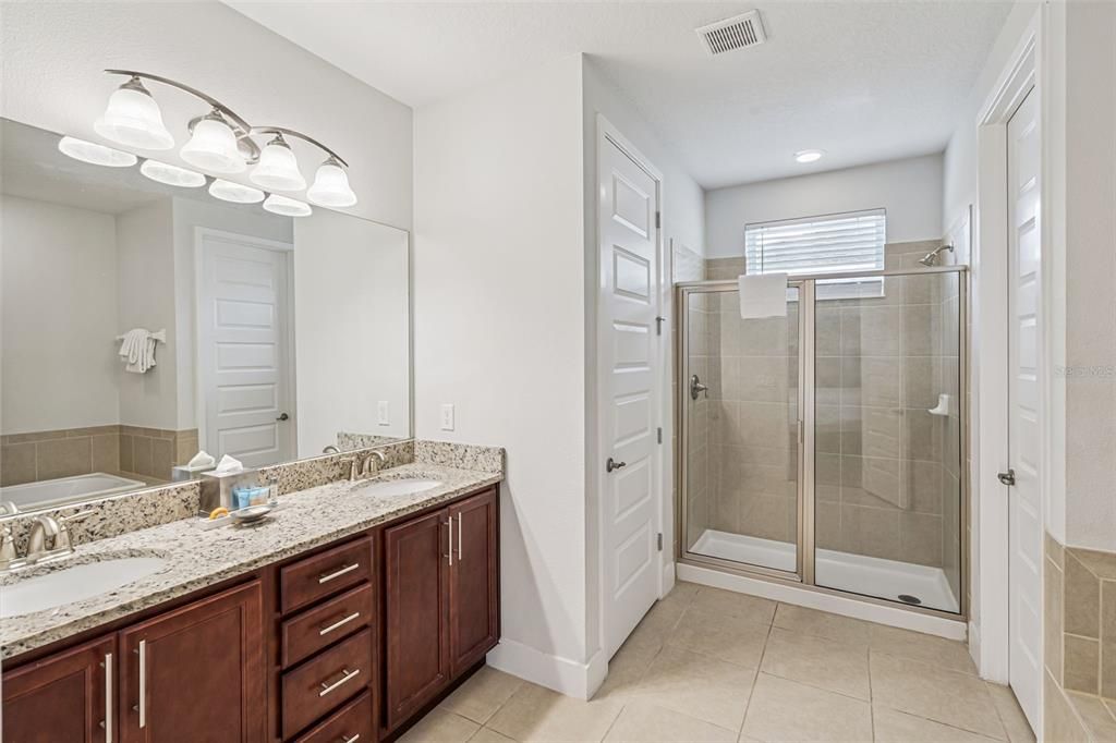 Active With Contract: $499,999 (5 beds, 5 baths, 2570 Square Feet)