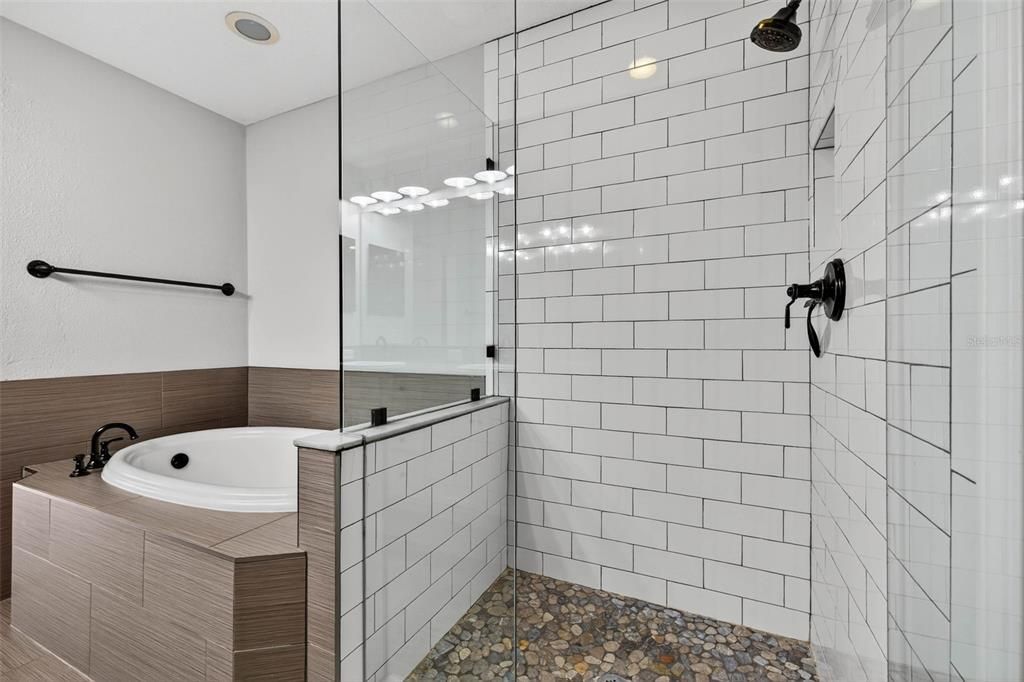 For Sale: $379,000 (2 beds, 2 baths, 1724 Square Feet)