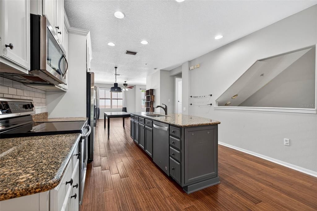 For Sale: $379,000 (2 beds, 2 baths, 1724 Square Feet)