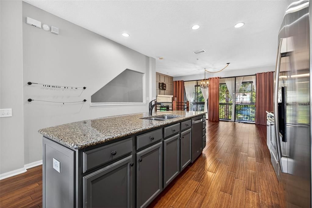 For Sale: $379,000 (2 beds, 2 baths, 1724 Square Feet)