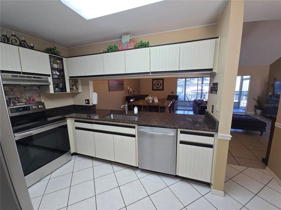 For Sale: $205,000 (2 beds, 2 baths, 1269 Square Feet)