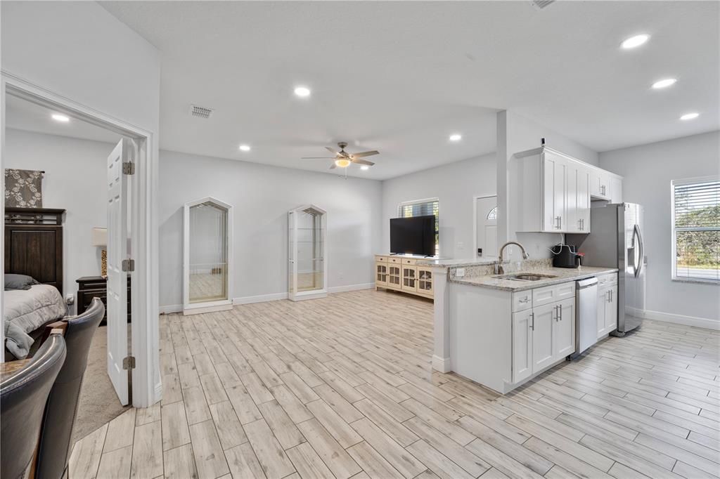 For Sale: $330,000 (3 beds, 2 baths, 1273 Square Feet)