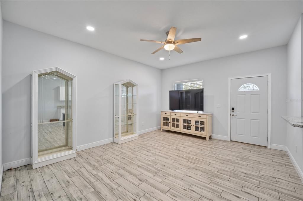 For Sale: $330,000 (3 beds, 2 baths, 1273 Square Feet)