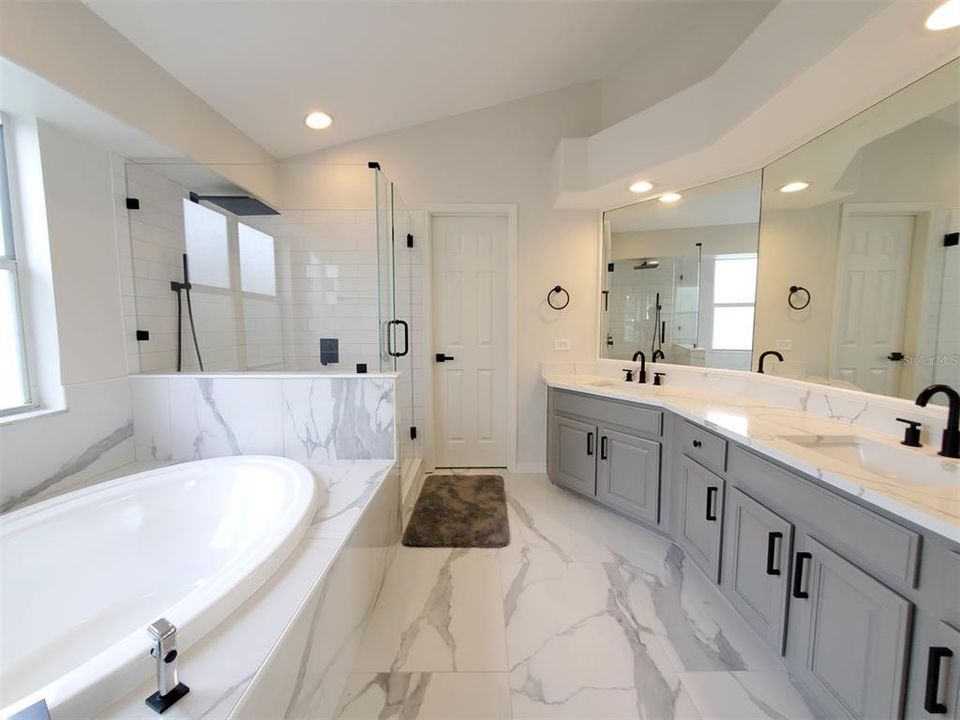 En Venta: $669,900 (5 camas, 3 baños, 2455 Pies cuadrados)