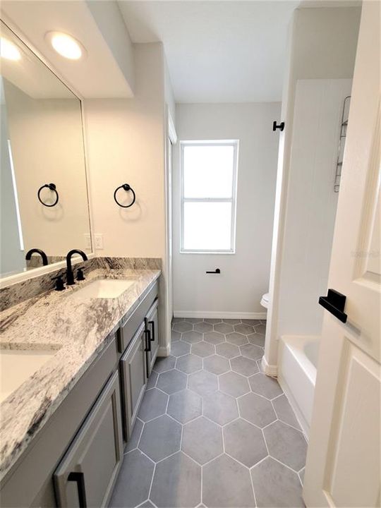 En Venta: $669,900 (5 camas, 3 baños, 2455 Pies cuadrados)