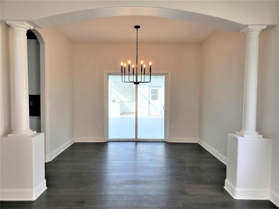 En Venta: $669,900 (5 camas, 3 baños, 2455 Pies cuadrados)