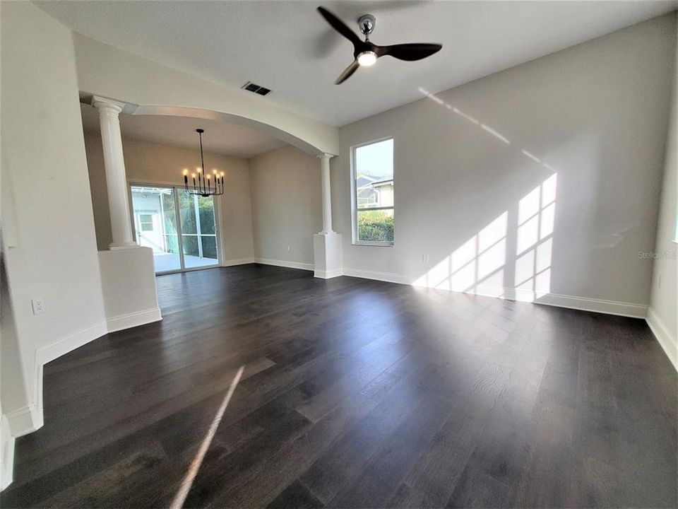 En Venta: $669,900 (5 camas, 3 baños, 2455 Pies cuadrados)