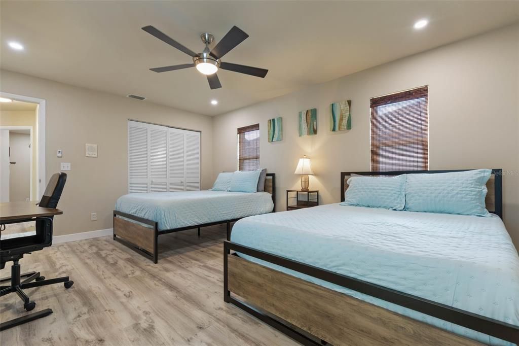 合同活跃: $474,900 (3 贝兹, 3 浴室, 2053 平方英尺)