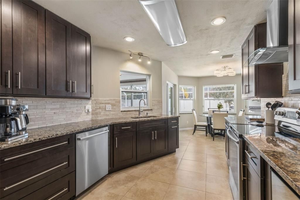 合同活跃: $474,900 (3 贝兹, 3 浴室, 2053 平方英尺)