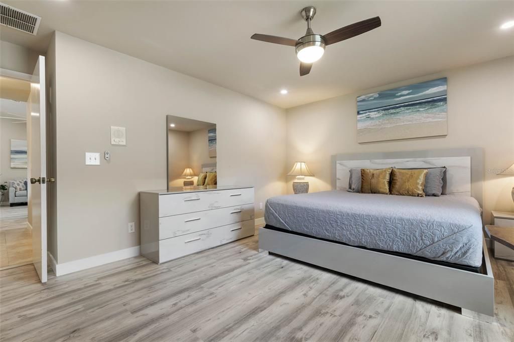 合同活跃: $474,900 (3 贝兹, 3 浴室, 2053 平方英尺)