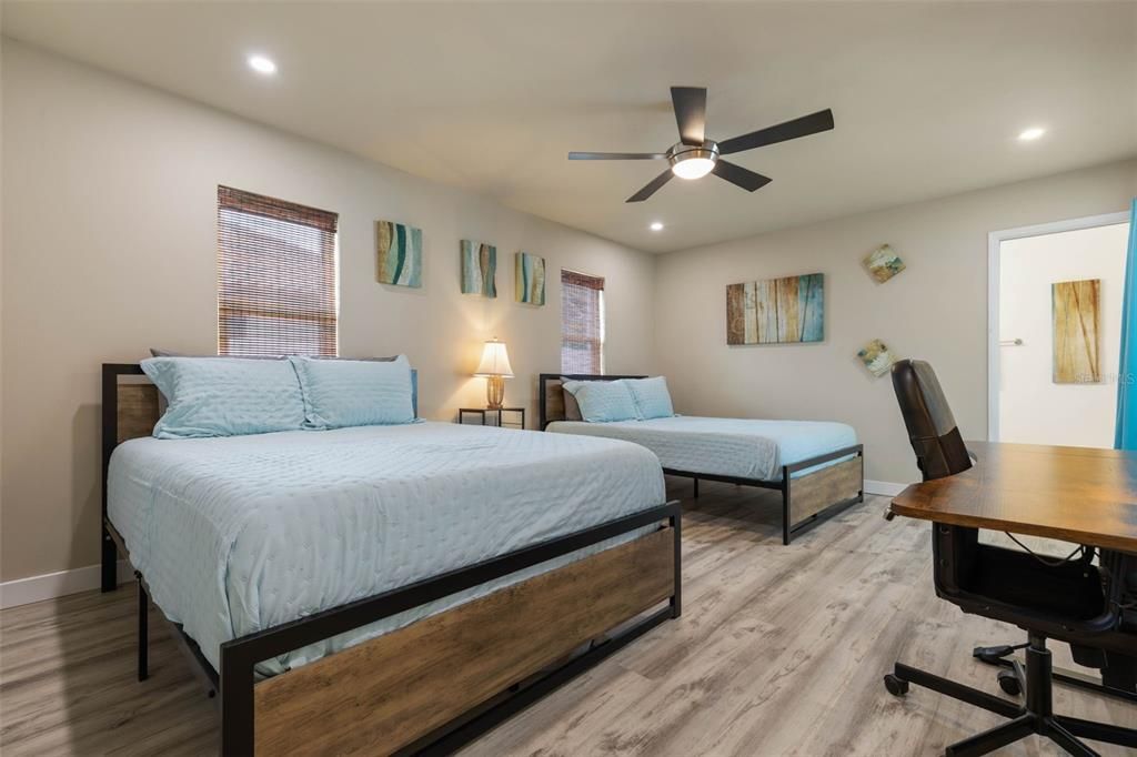 合同活跃: $474,900 (3 贝兹, 3 浴室, 2053 平方英尺)