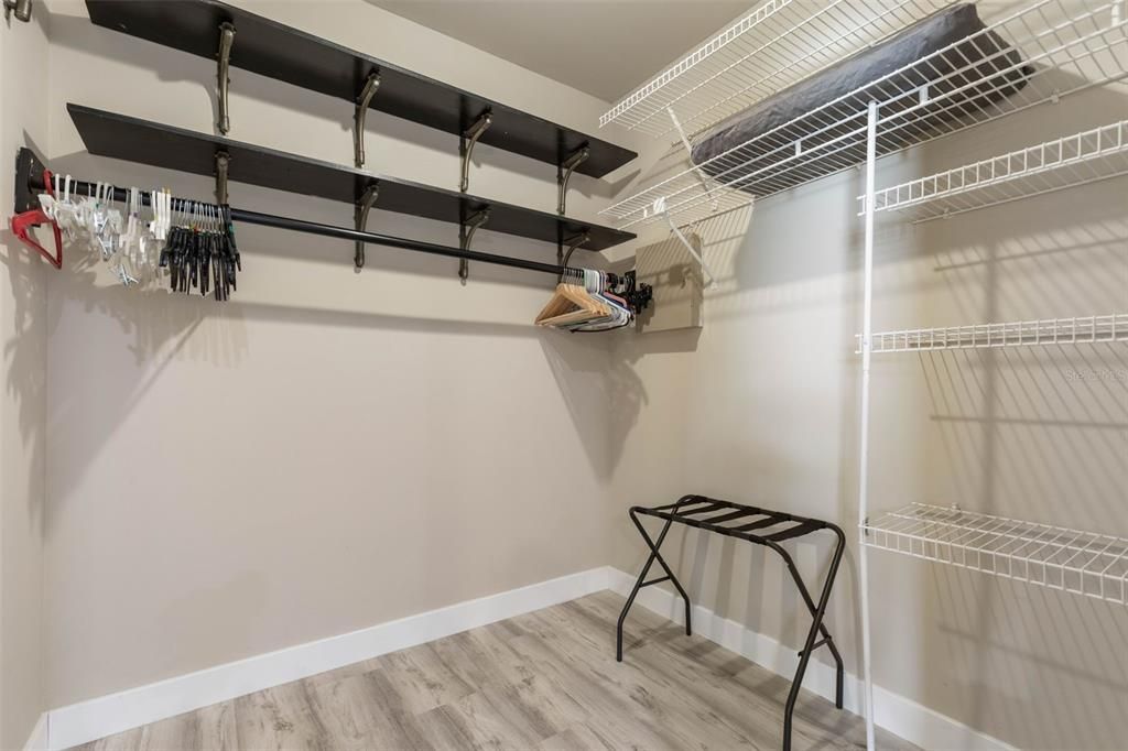 合同活跃: $474,900 (3 贝兹, 3 浴室, 2053 平方英尺)