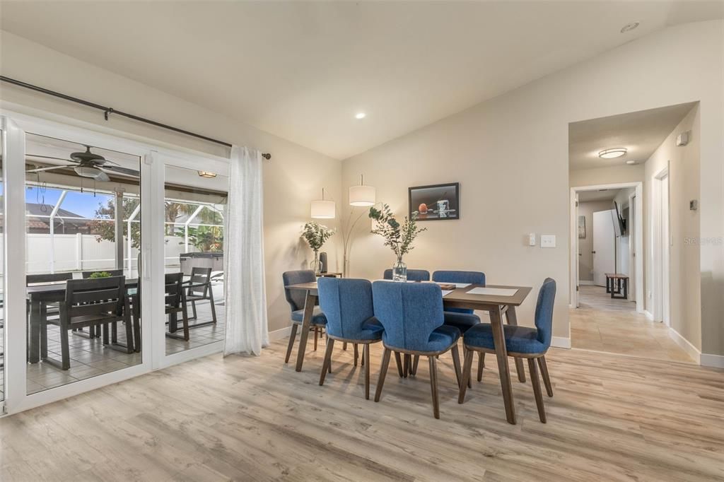 合同活跃: $474,900 (3 贝兹, 3 浴室, 2053 平方英尺)