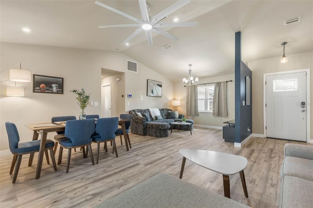 合同活跃: $474,900 (3 贝兹, 3 浴室, 2053 平方英尺)