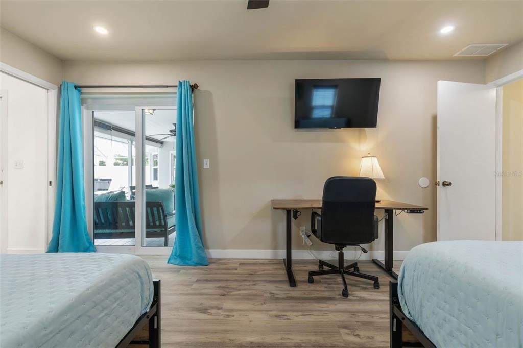 合同活跃: $474,900 (3 贝兹, 3 浴室, 2053 平方英尺)