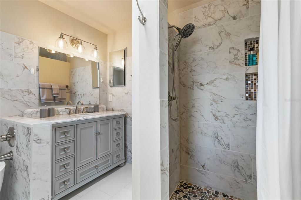 合同活跃: $474,900 (3 贝兹, 3 浴室, 2053 平方英尺)