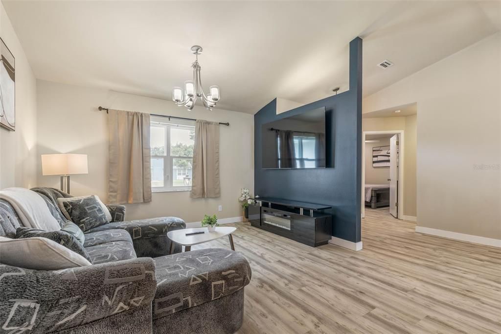 合同活跃: $474,900 (3 贝兹, 3 浴室, 2053 平方英尺)