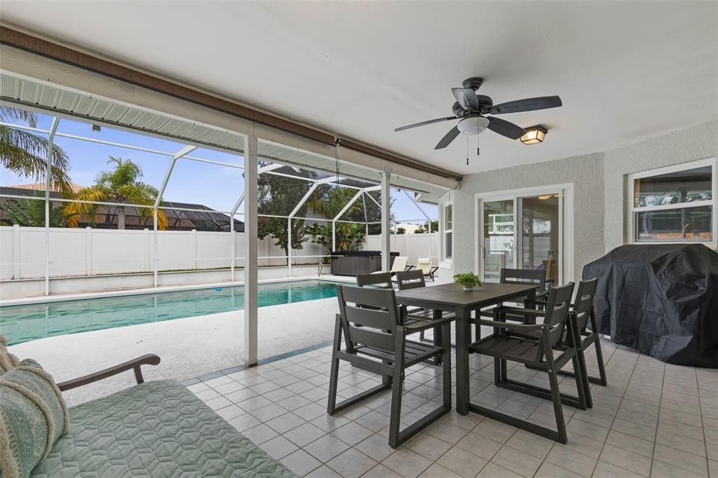 合同活跃: $474,900 (3 贝兹, 3 浴室, 2053 平方英尺)